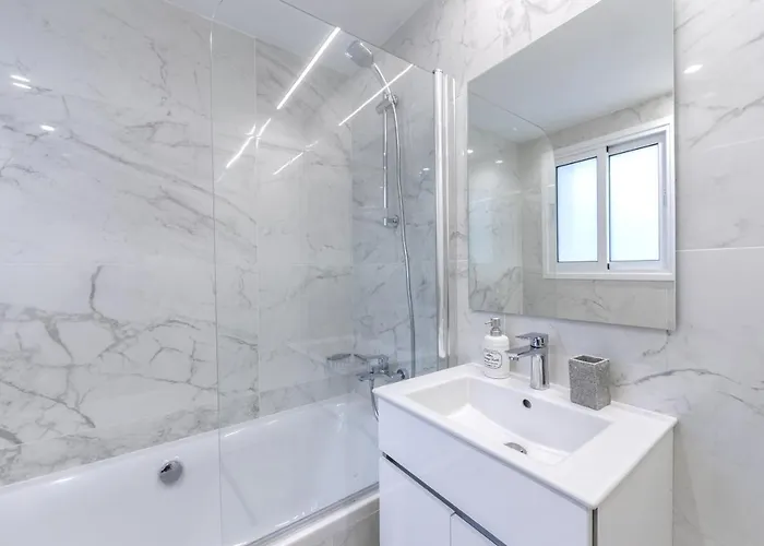 Lovely 3-bedroom In Prokymea Court アパート *