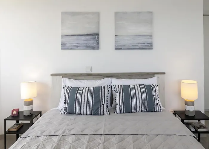 Lovely 3-bedroom In Prokymea Court 아파트 *