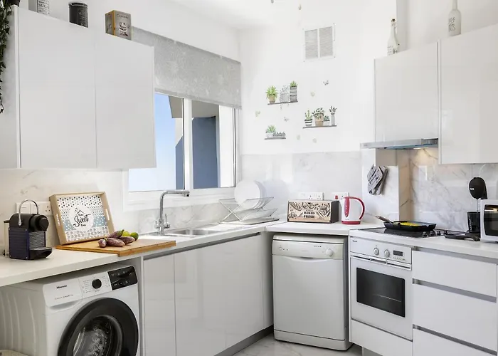 Lovely 3-bedroom In Prokymea Court 아파트 *